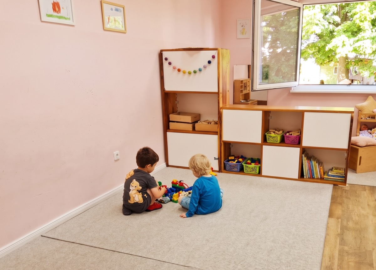 Zwei Kinder bauen mit Bausteinen in der Bauecke des Gruppenraums